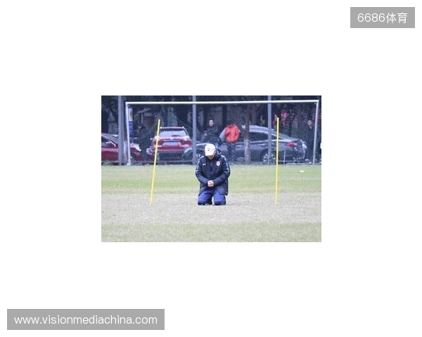 帽子上用中文写着努力、忍耐、牺牲,张外龙:是我作为教练的哲学 帽子上用中文写着努力、忍耐、牺牲,张外龙:是我作为教练的哲学